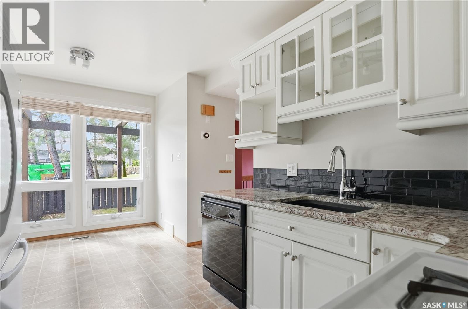20 455 Pinehouse Drive, Saskatoon, SK - Indoor Photo Showing Kitchen