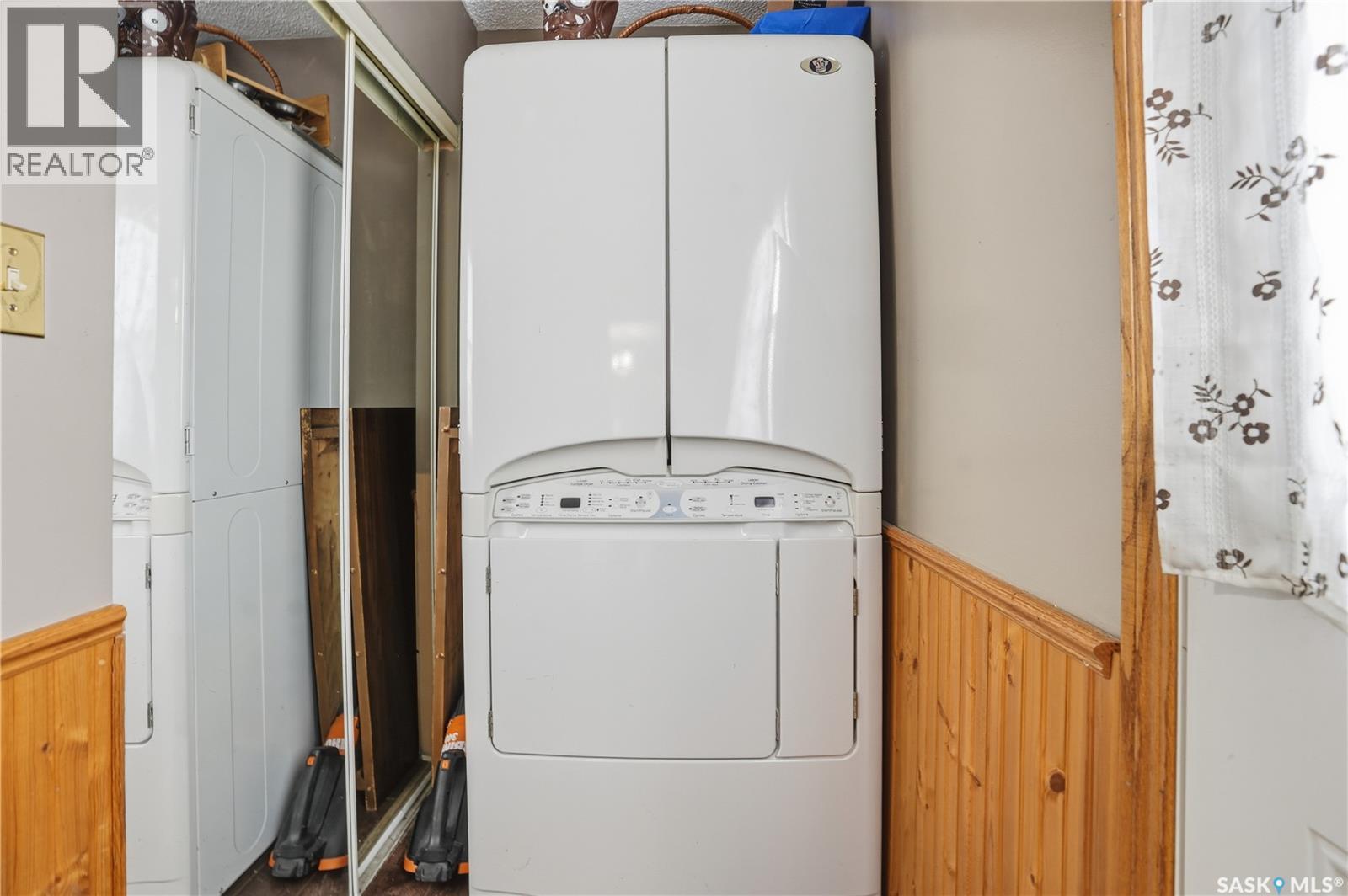 210 Railway Avenue, Mortlach, SK - Indoor Photo Showing Laundry Room