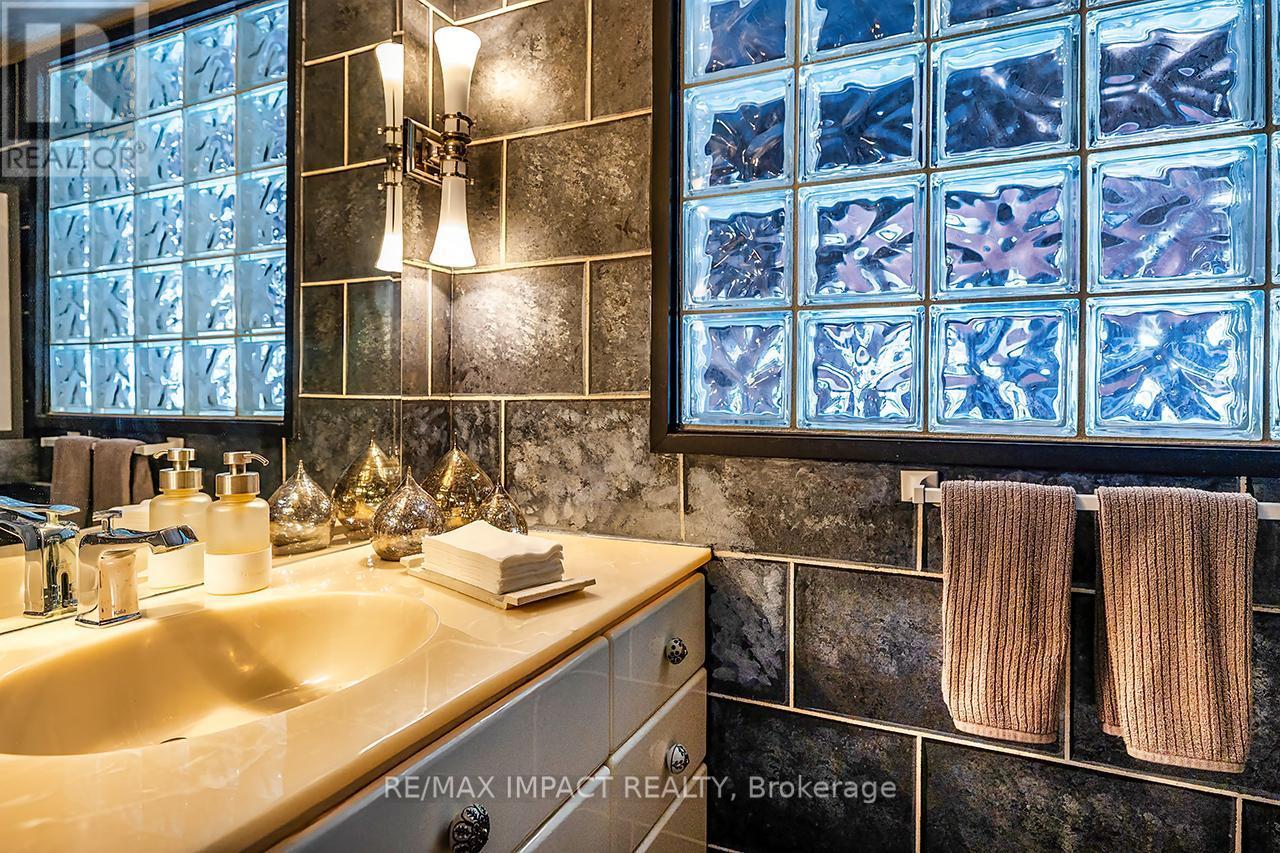 1410 Manitou Drive, Oshawa (Samac), ON - Indoor Photo Showing Bathroom