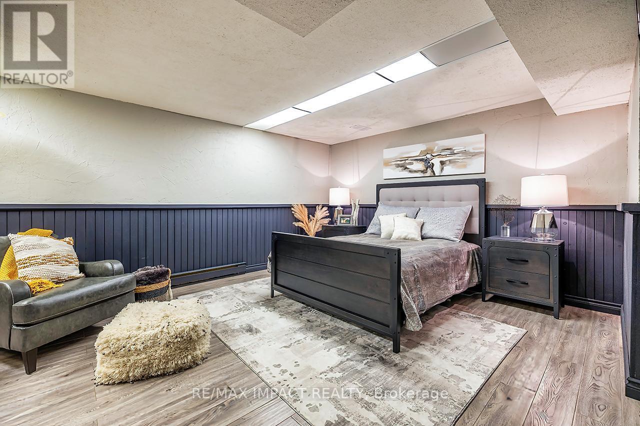 1410 Manitou Drive, Oshawa (Samac), ON - Indoor Photo Showing Bedroom