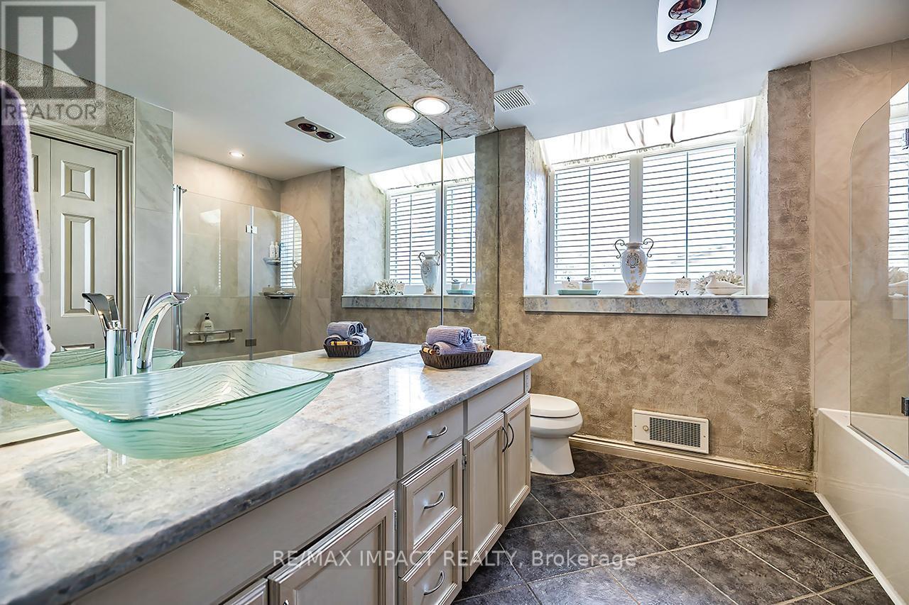 1410 Manitou Drive, Oshawa (Samac), ON - Indoor Photo Showing Bathroom
