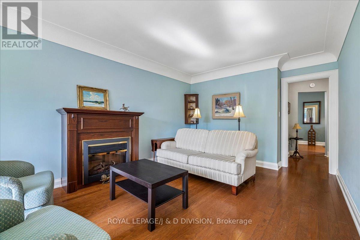 32 Miles Court, Hamilton, ON - Indoor Photo Showing Living Room With Fireplace