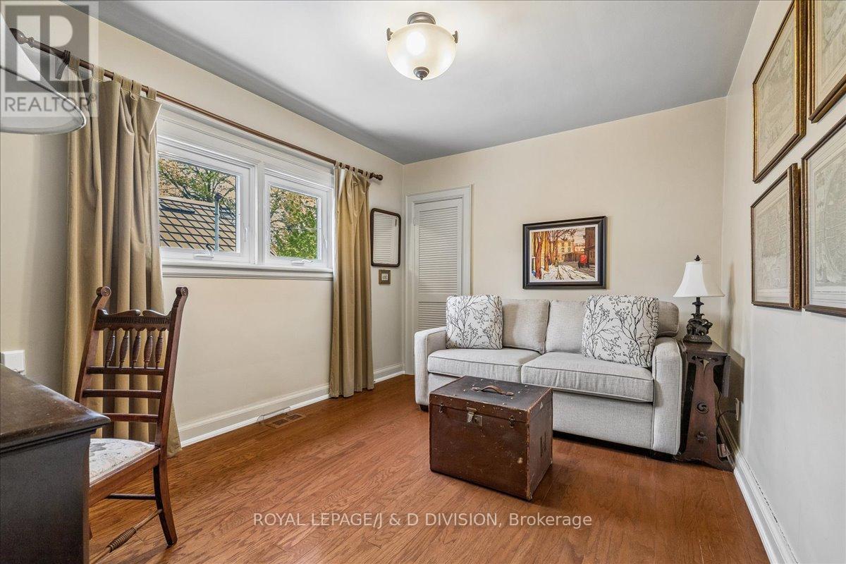 32 Miles Court, Hamilton, ON - Indoor Photo Showing Living Room