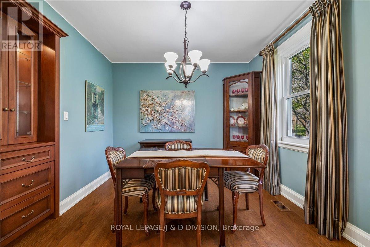 32 Miles Court, Hamilton, ON - Indoor Photo Showing Dining Room