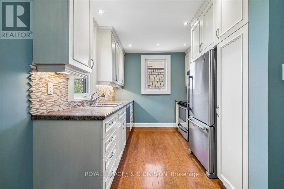 32 Miles Court, Hamilton, ON - Indoor Photo Showing Kitchen With Upgraded Kitchen