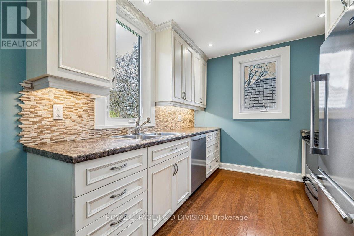 32 Miles Court, Hamilton, ON - Indoor Photo Showing Kitchen With Double Sink
