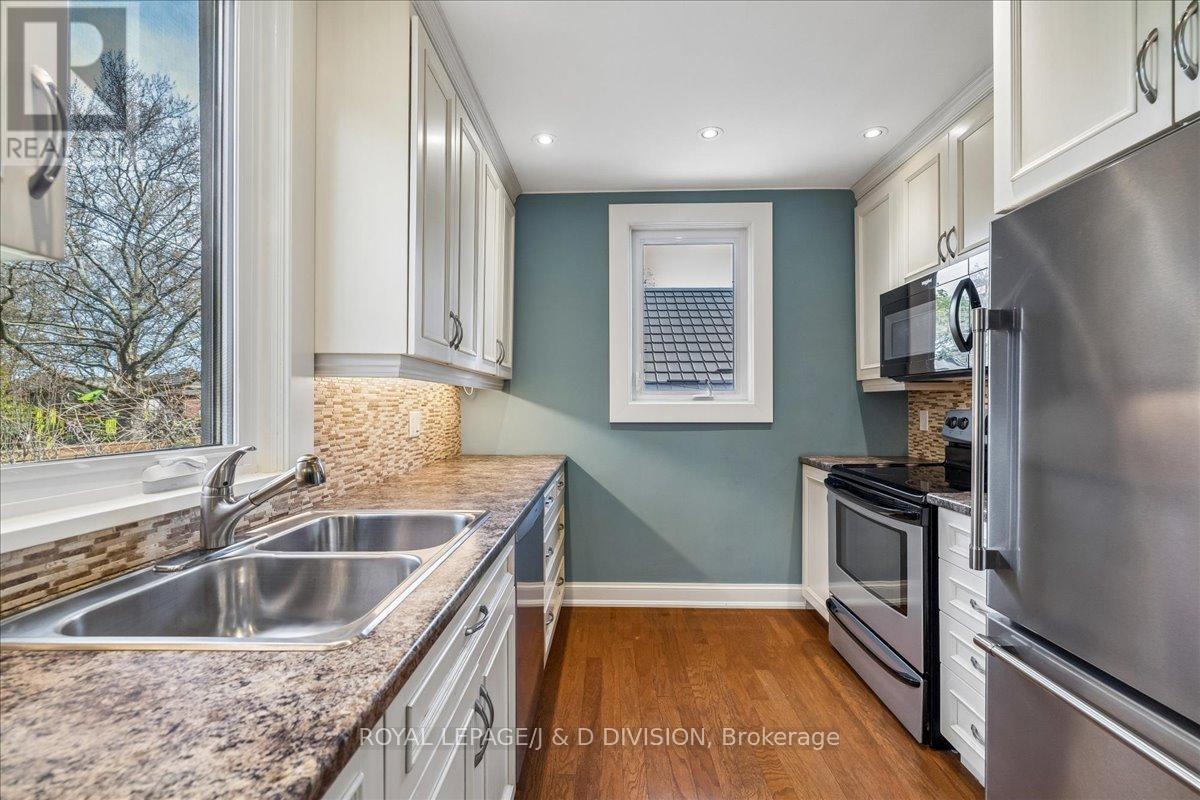 32 Miles Court, Hamilton, ON - Indoor Photo Showing Kitchen With Double Sink