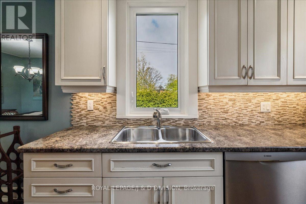 32 Miles Court, Hamilton, ON - Indoor Photo Showing Kitchen With Double Sink