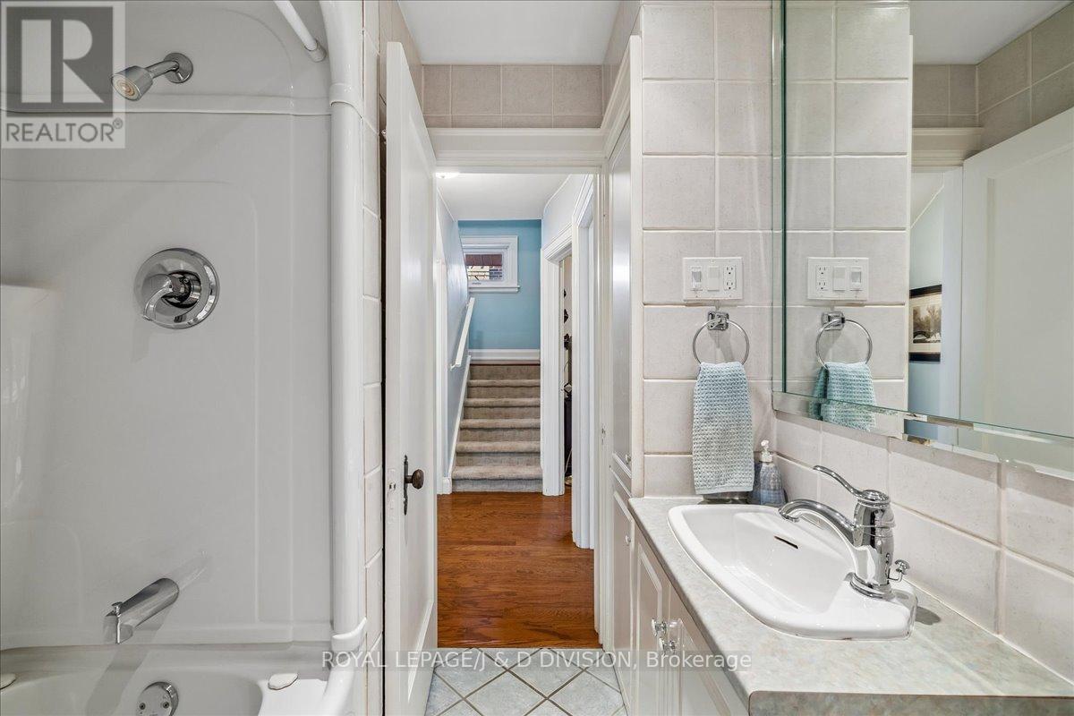 32 Miles Court, Hamilton, ON - Indoor Photo Showing Bathroom