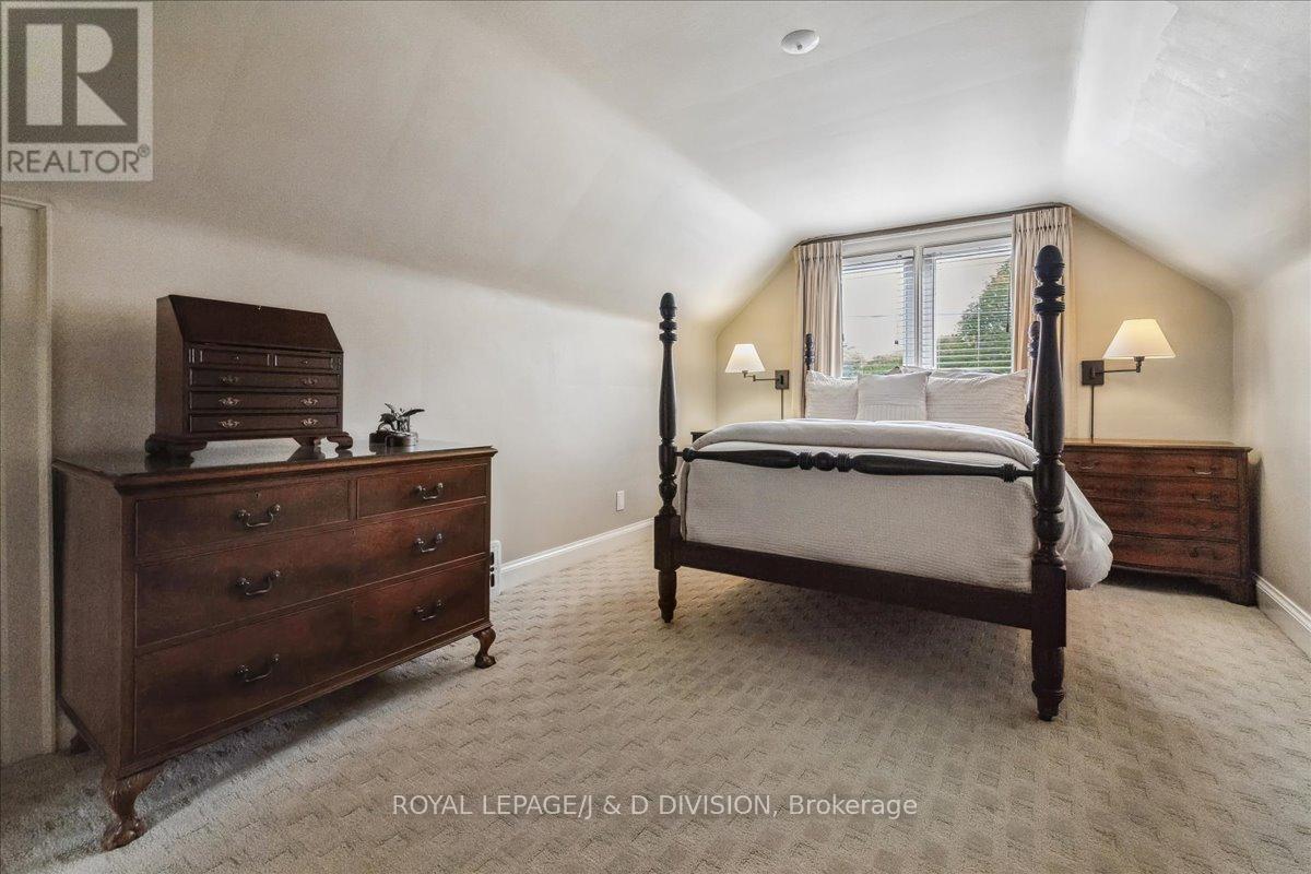 32 Miles Court, Hamilton, ON - Indoor Photo Showing Bedroom