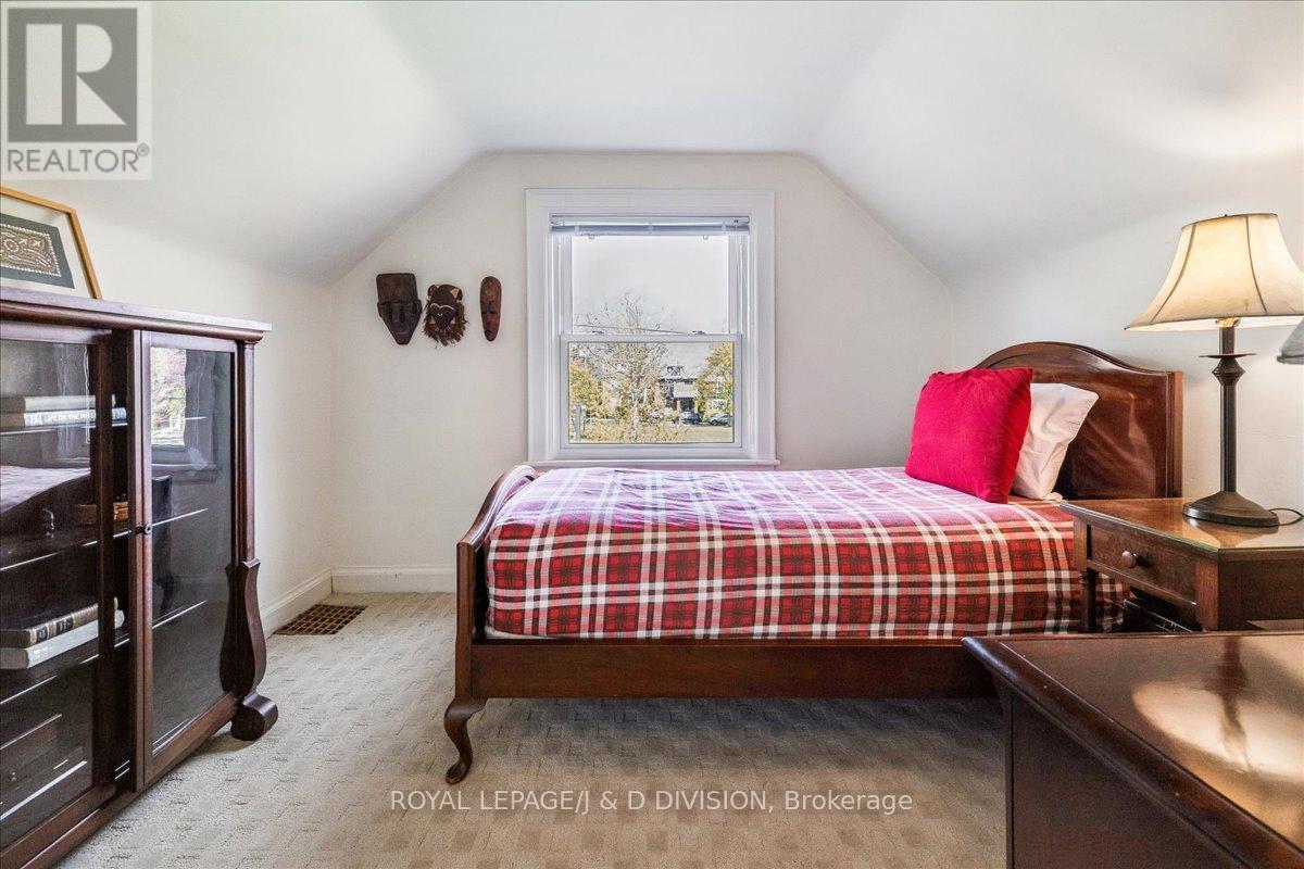 32 Miles Court, Hamilton, ON - Indoor Photo Showing Bedroom