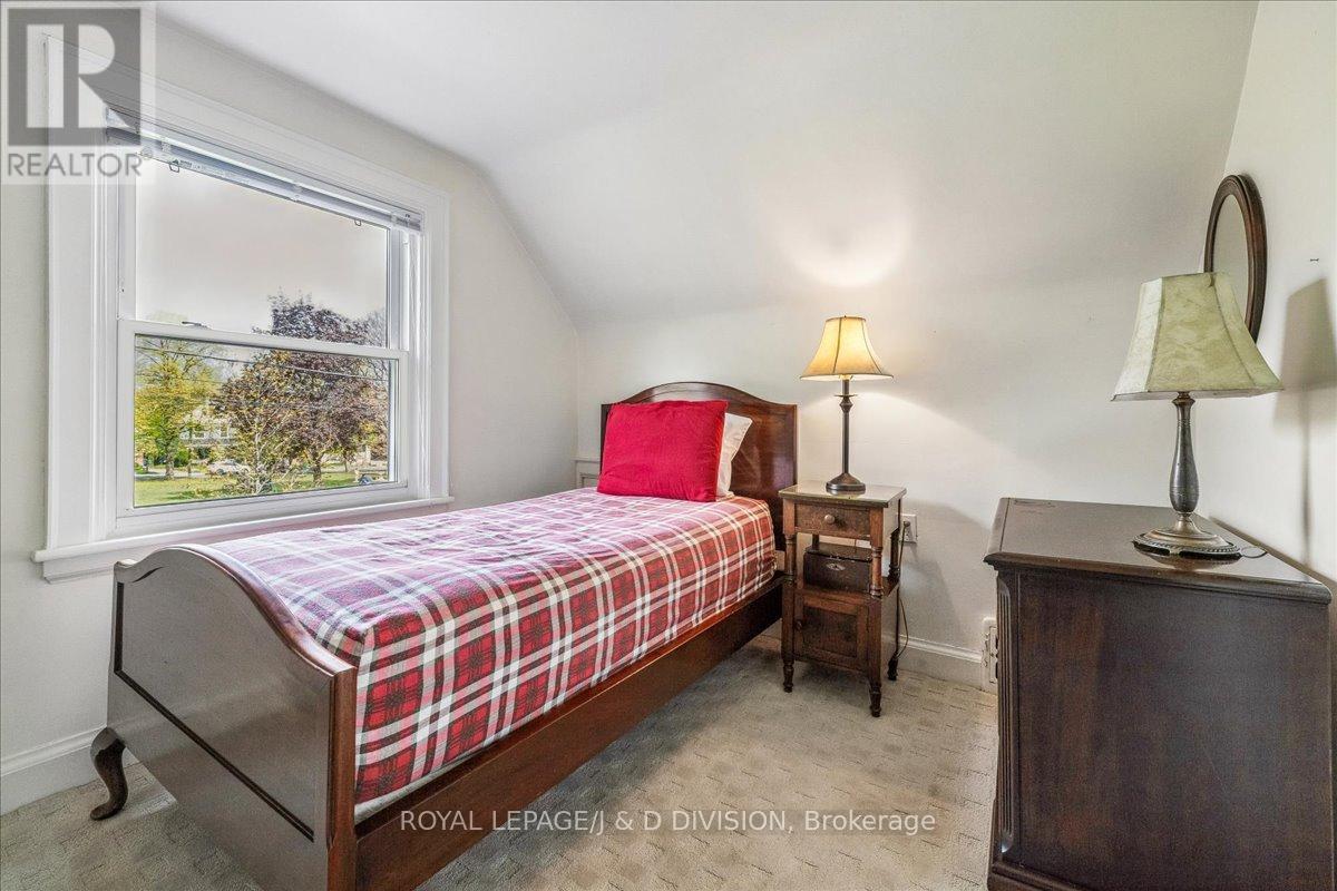 32 Miles Court, Hamilton, ON - Indoor Photo Showing Bedroom