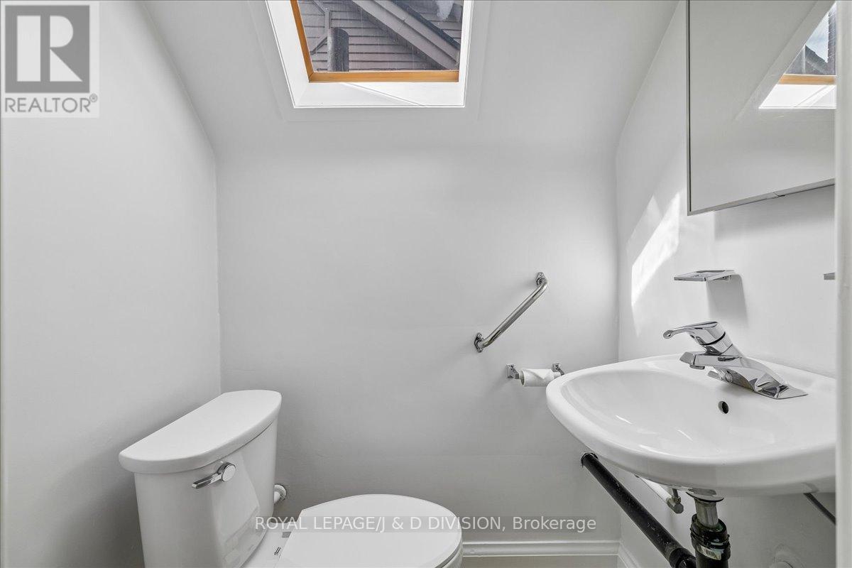 32 Miles Court, Hamilton, ON - Indoor Photo Showing Bathroom