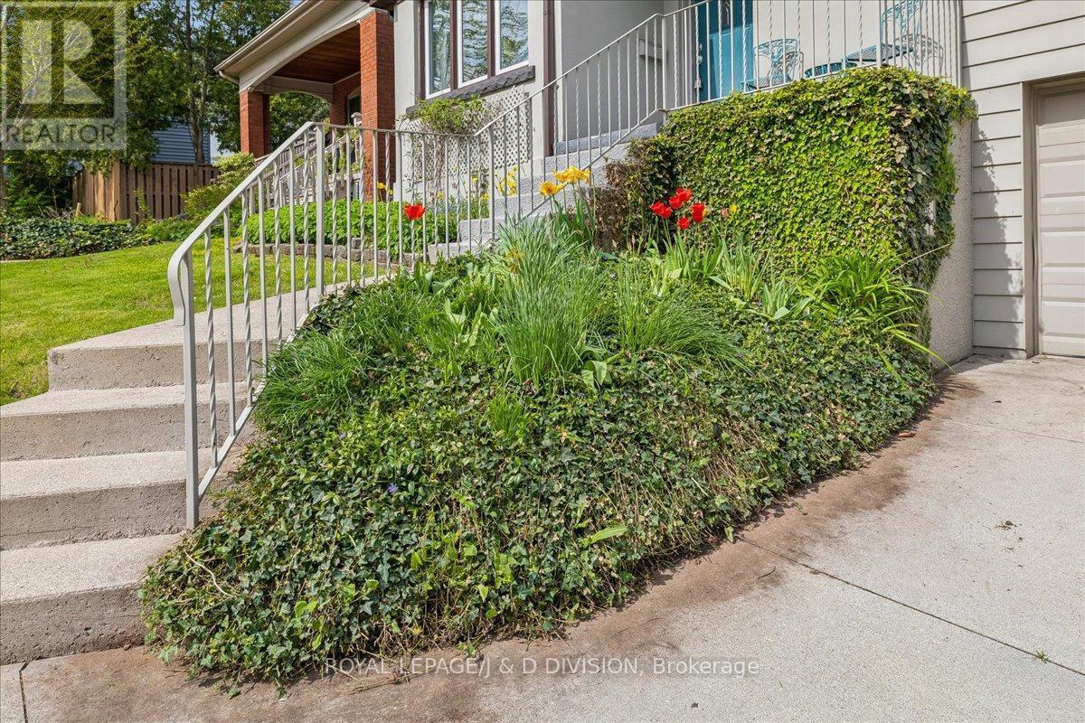 32 Miles Court, Hamilton, ON - Outdoor