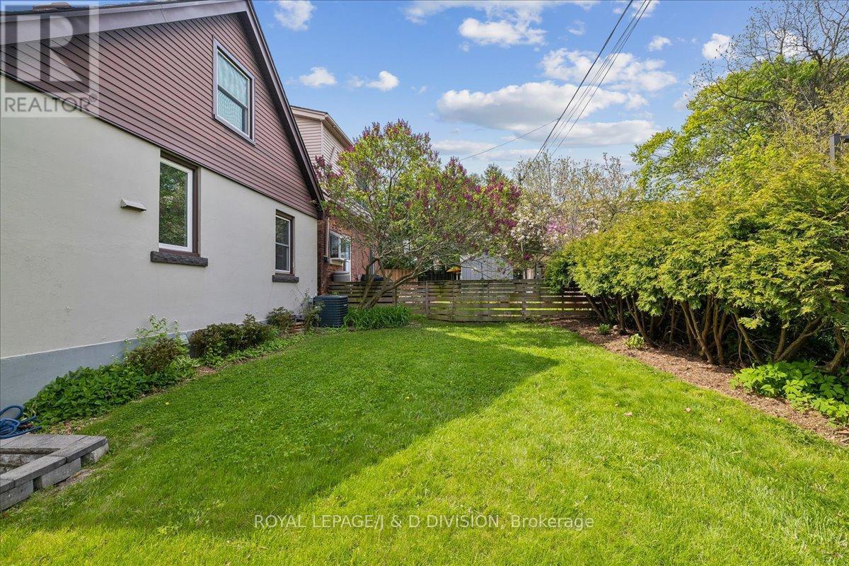32 Miles Court, Hamilton, ON - Outdoor