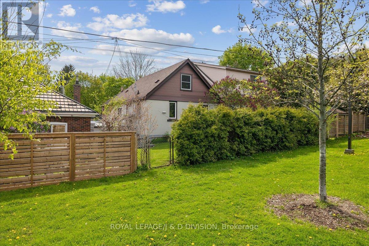 32 Miles Court, Hamilton, ON - Outdoor