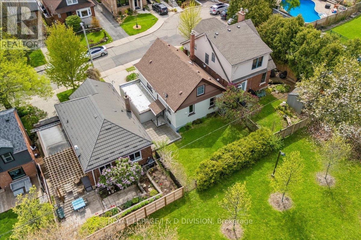 32 Miles Court, Hamilton, ON - Outdoor