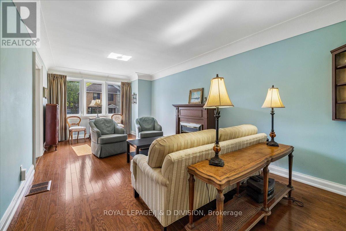 32 Miles Court, Hamilton, ON - Indoor Photo Showing Living Room
