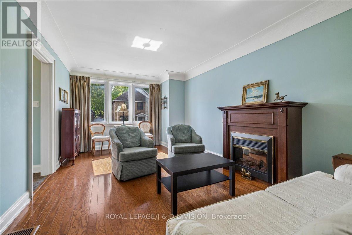 32 Miles Court, Hamilton, ON - Indoor With Fireplace