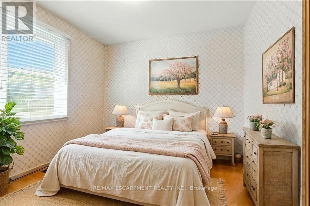 18 Jasper Drive, Hamilton, ON - Indoor Photo Showing Bedroom
