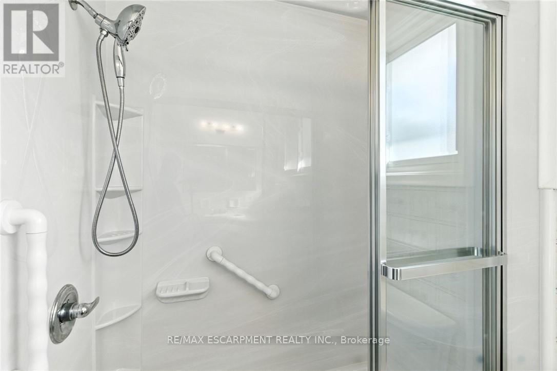 18 Jasper Drive, Hamilton, ON - Indoor Photo Showing Bathroom