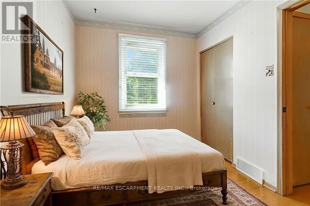 18 Jasper Drive, Hamilton, ON - Indoor Photo Showing Bedroom