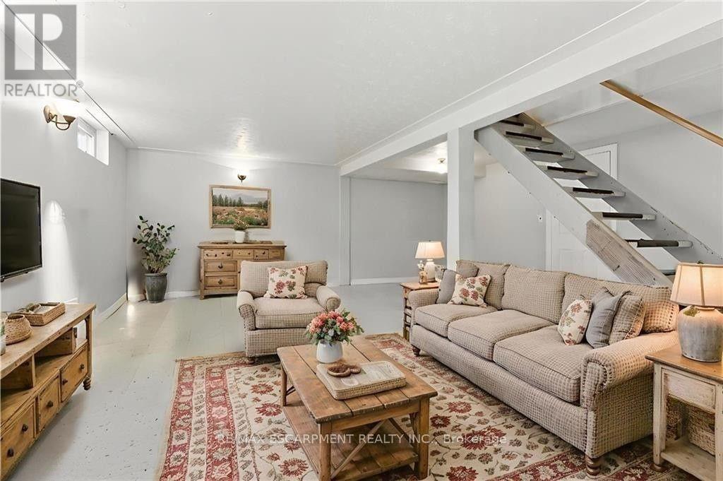 18 Jasper Drive, Hamilton, ON - Indoor Photo Showing Living Room