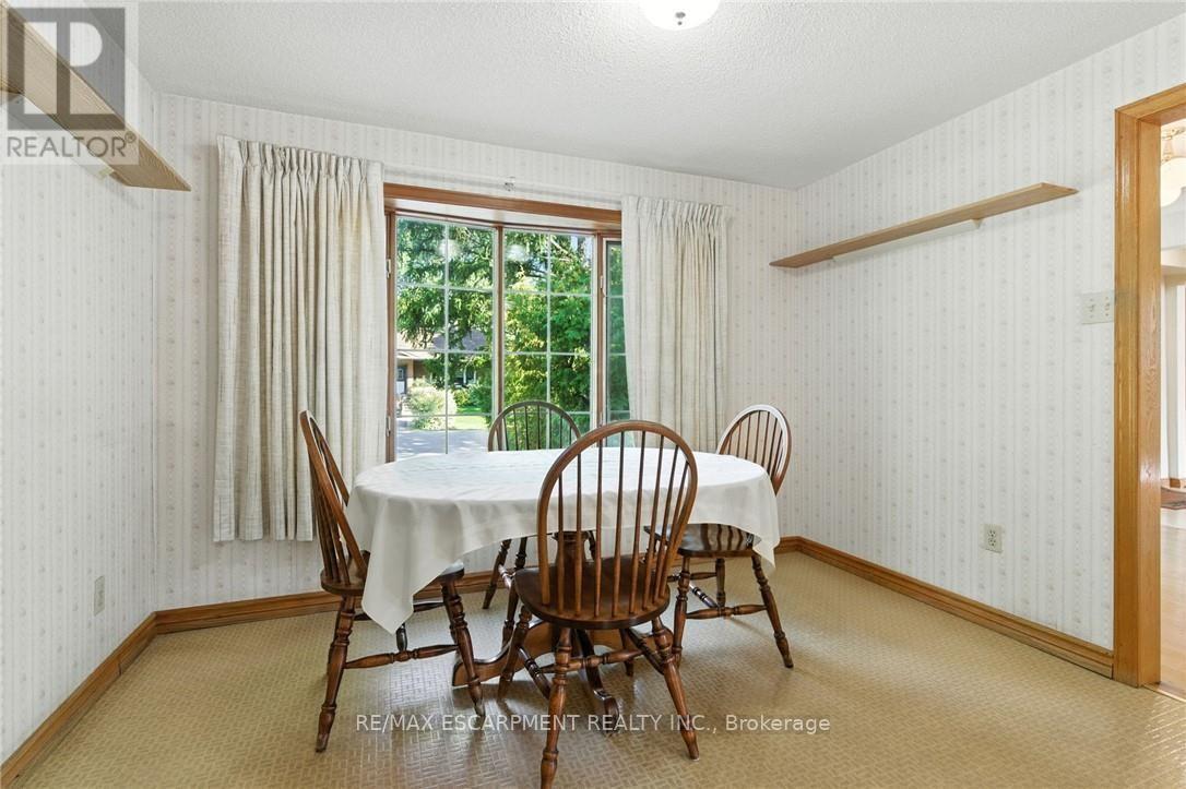 18 Jasper Drive, Hamilton, ON - Indoor Photo Showing Dining Room