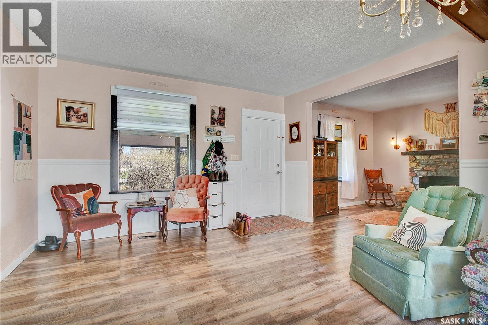 516 1St Street S, Waldheim, SK - Indoor Photo Showing Living Room