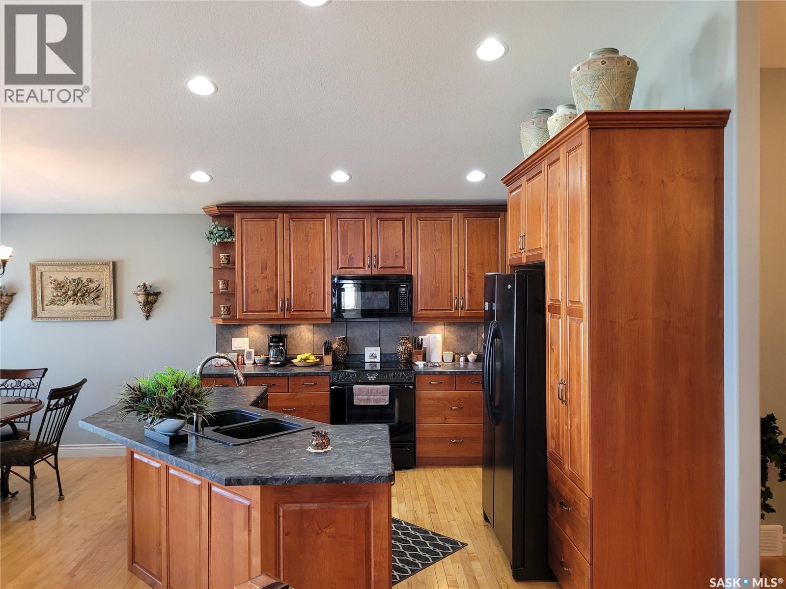 406 Bolton Place, Saskatoon, SK - Indoor Photo Showing Kitchen With Double Sink