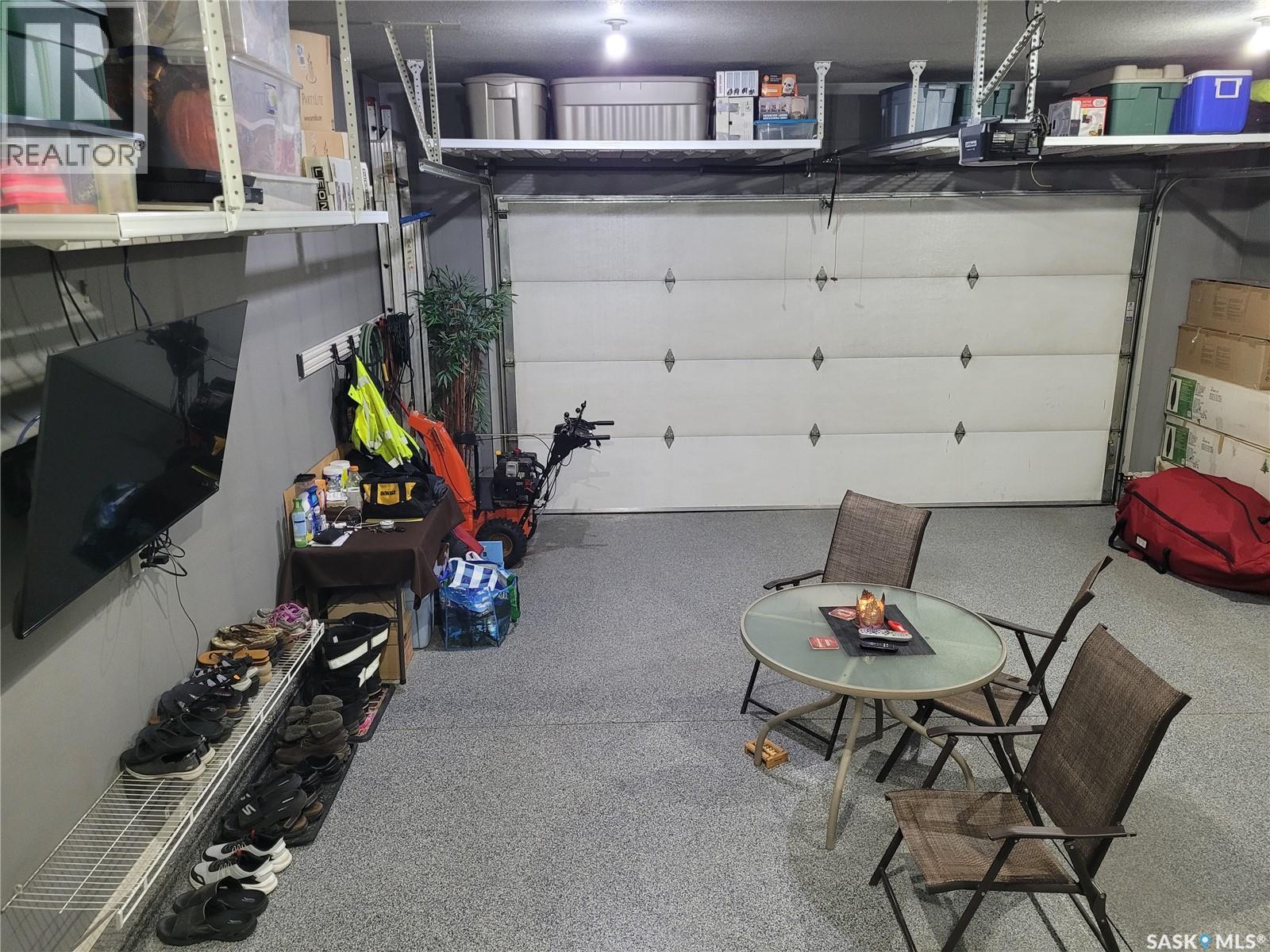 406 Bolton Place, Saskatoon, SK - Indoor Photo Showing Garage