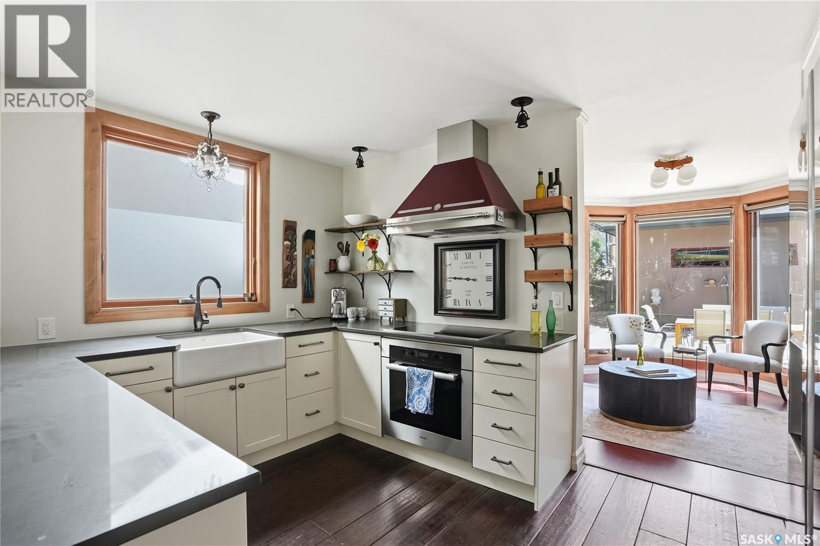 208 Saskatchewan Crescent W, Saskatoon, SK - Indoor Photo Showing Kitchen