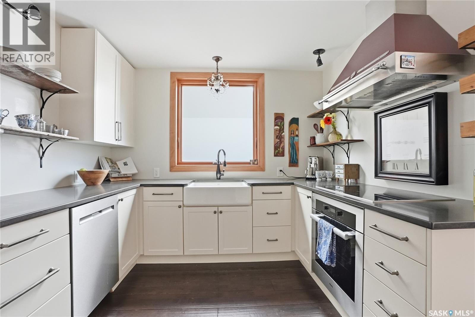 208 Saskatchewan Crescent W, Saskatoon, SK - Indoor Photo Showing Kitchen