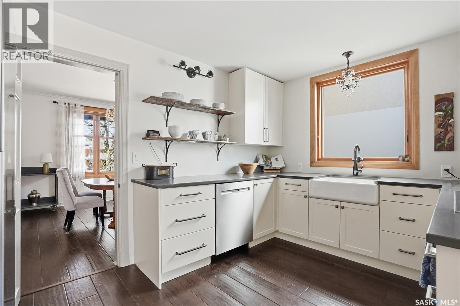 208 Saskatchewan Crescent W, Saskatoon, SK - Indoor Photo Showing Kitchen