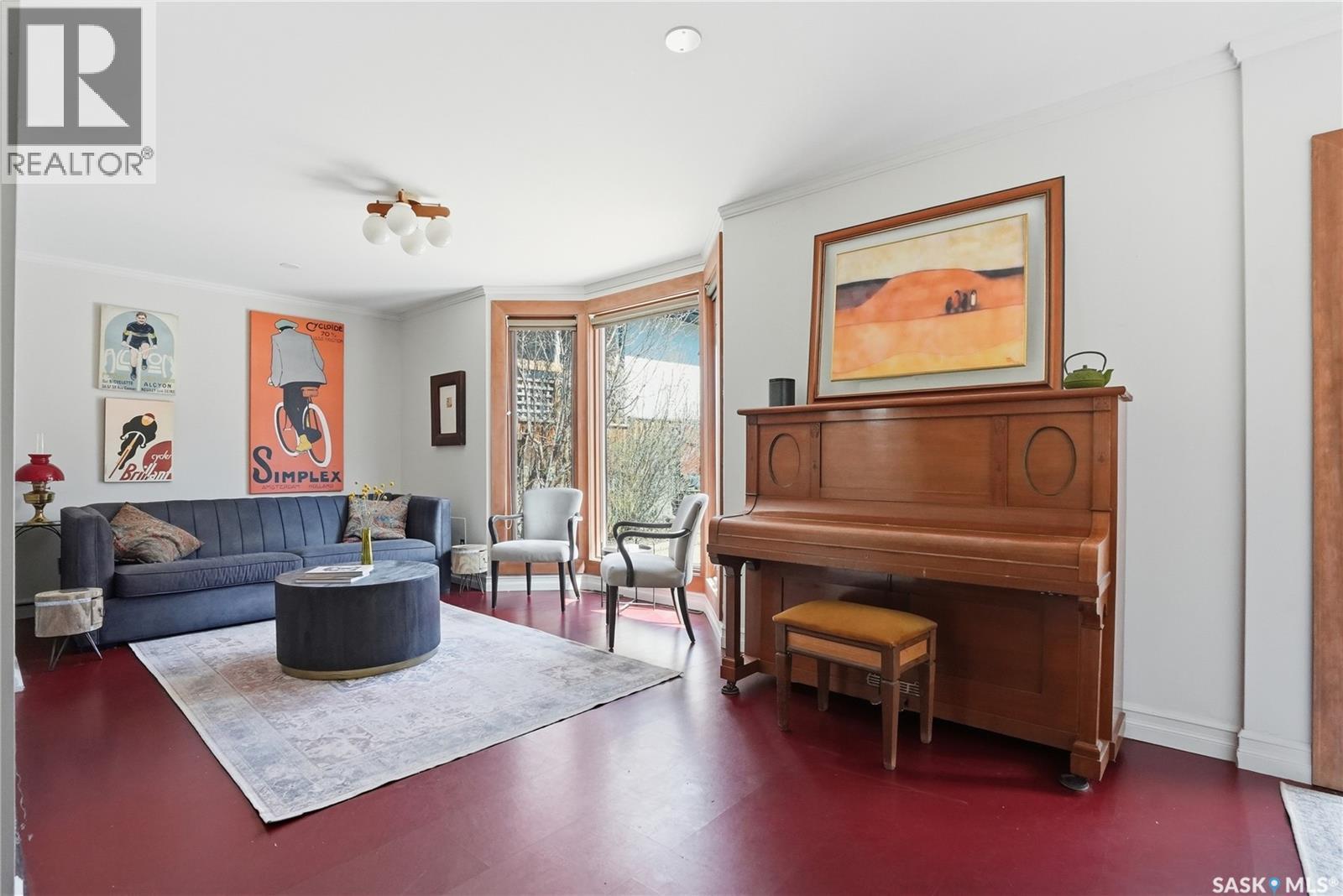 208 Saskatchewan Crescent W, Saskatoon, SK - Indoor Photo Showing Living Room