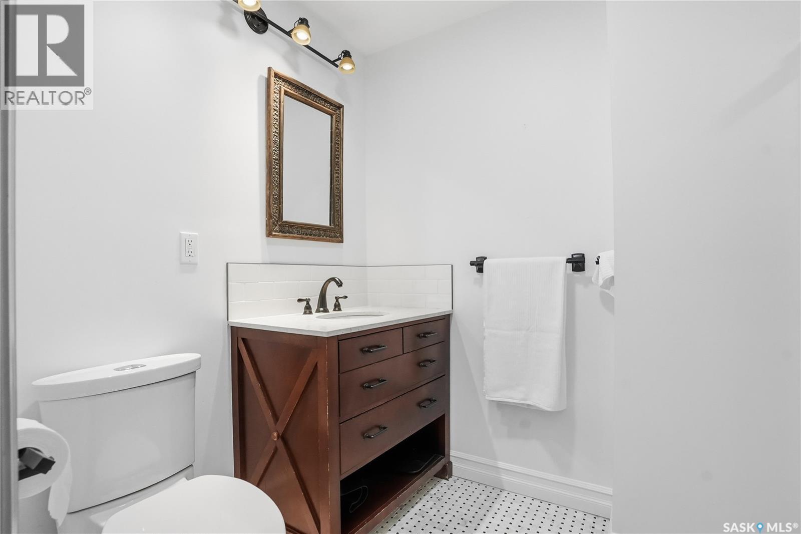 208 Saskatchewan Crescent W, Saskatoon, SK - Indoor Photo Showing Bathroom