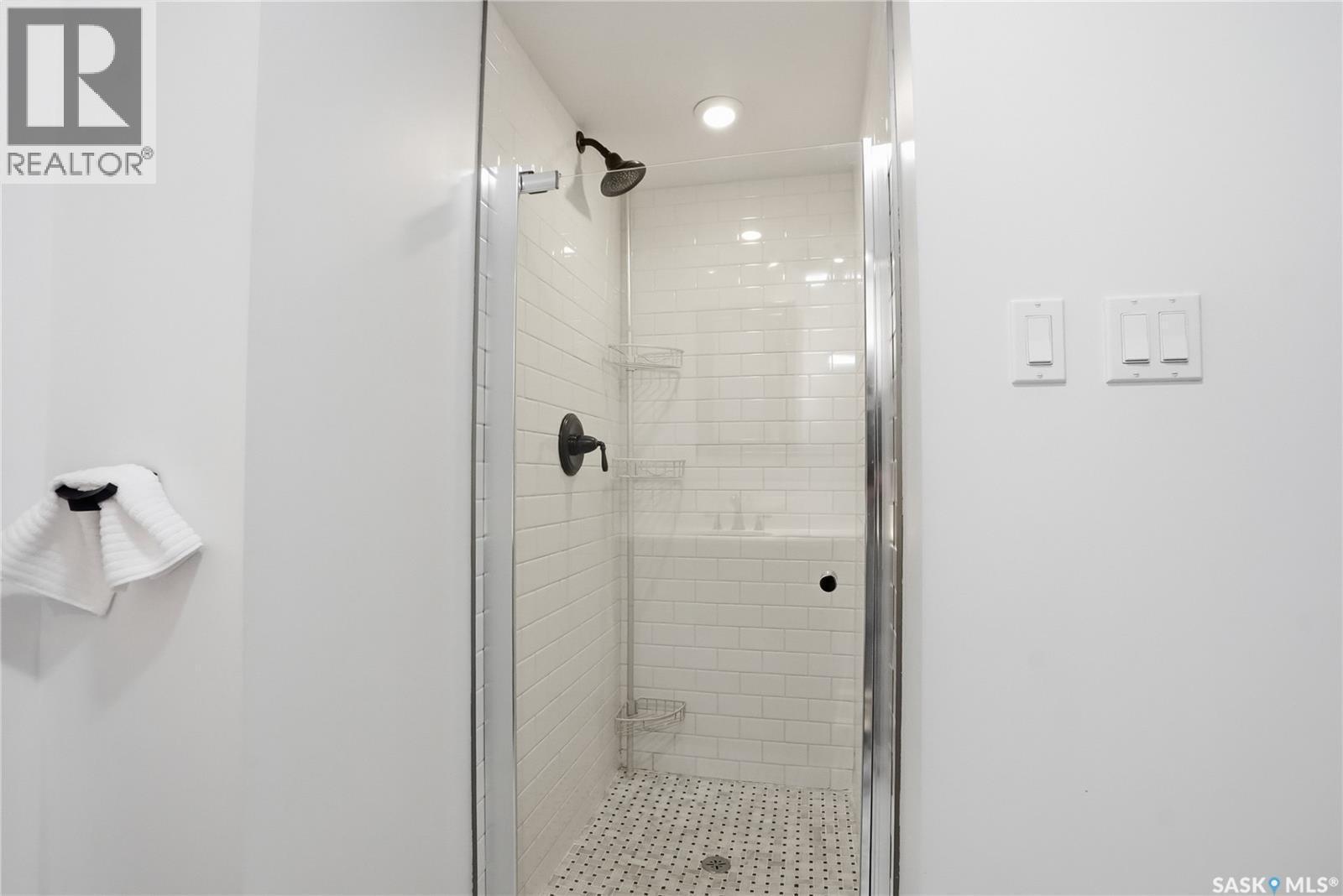 208 Saskatchewan Crescent W, Saskatoon, SK - Indoor Photo Showing Bathroom