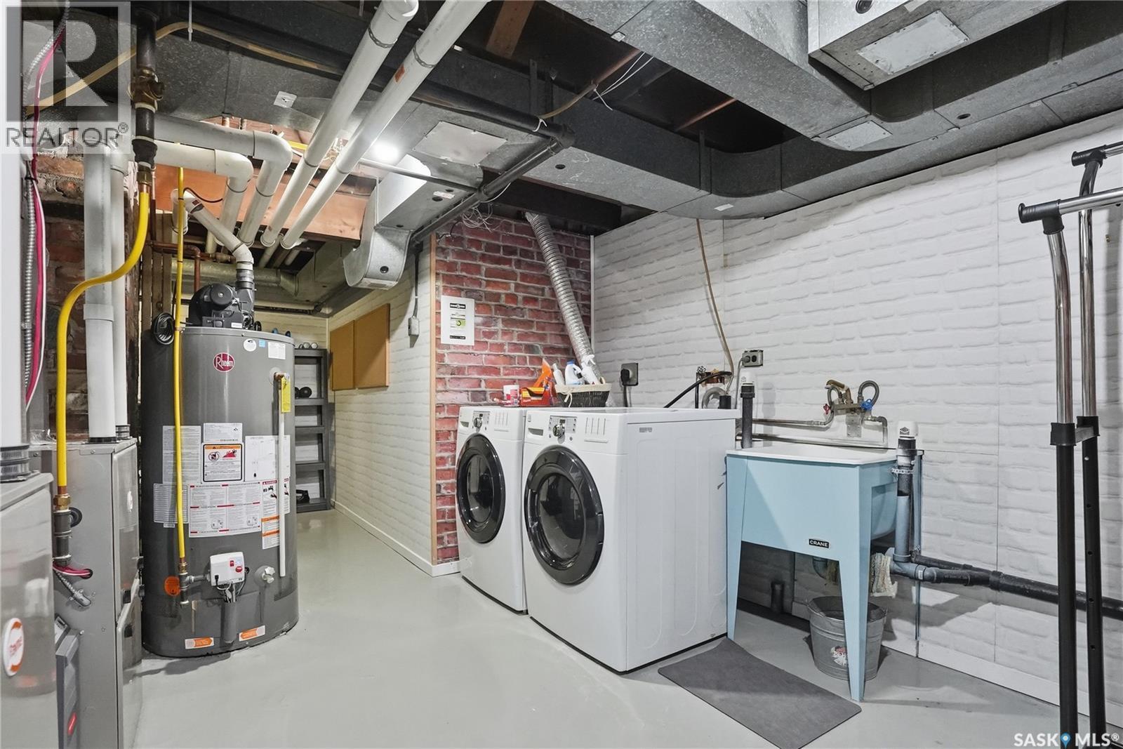 208 Saskatchewan Crescent W, Saskatoon, SK - Indoor Photo Showing Laundry Room