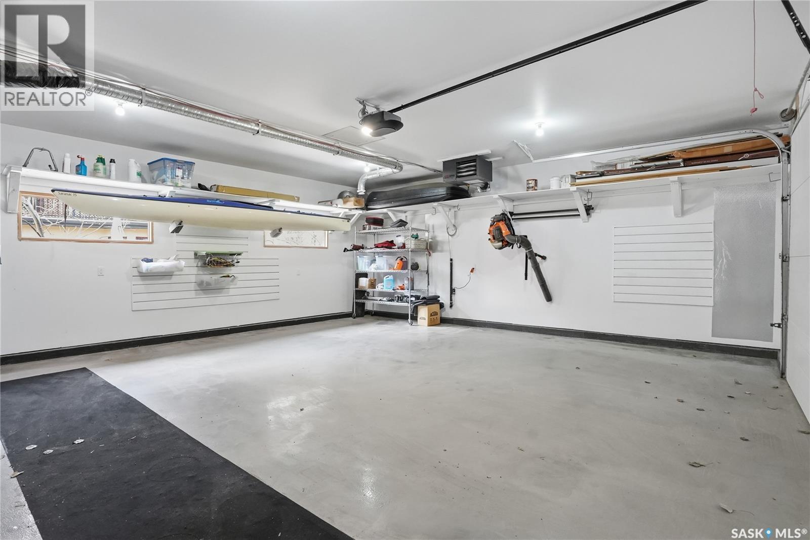 208 Saskatchewan Crescent W, Saskatoon, SK - Indoor Photo Showing Garage