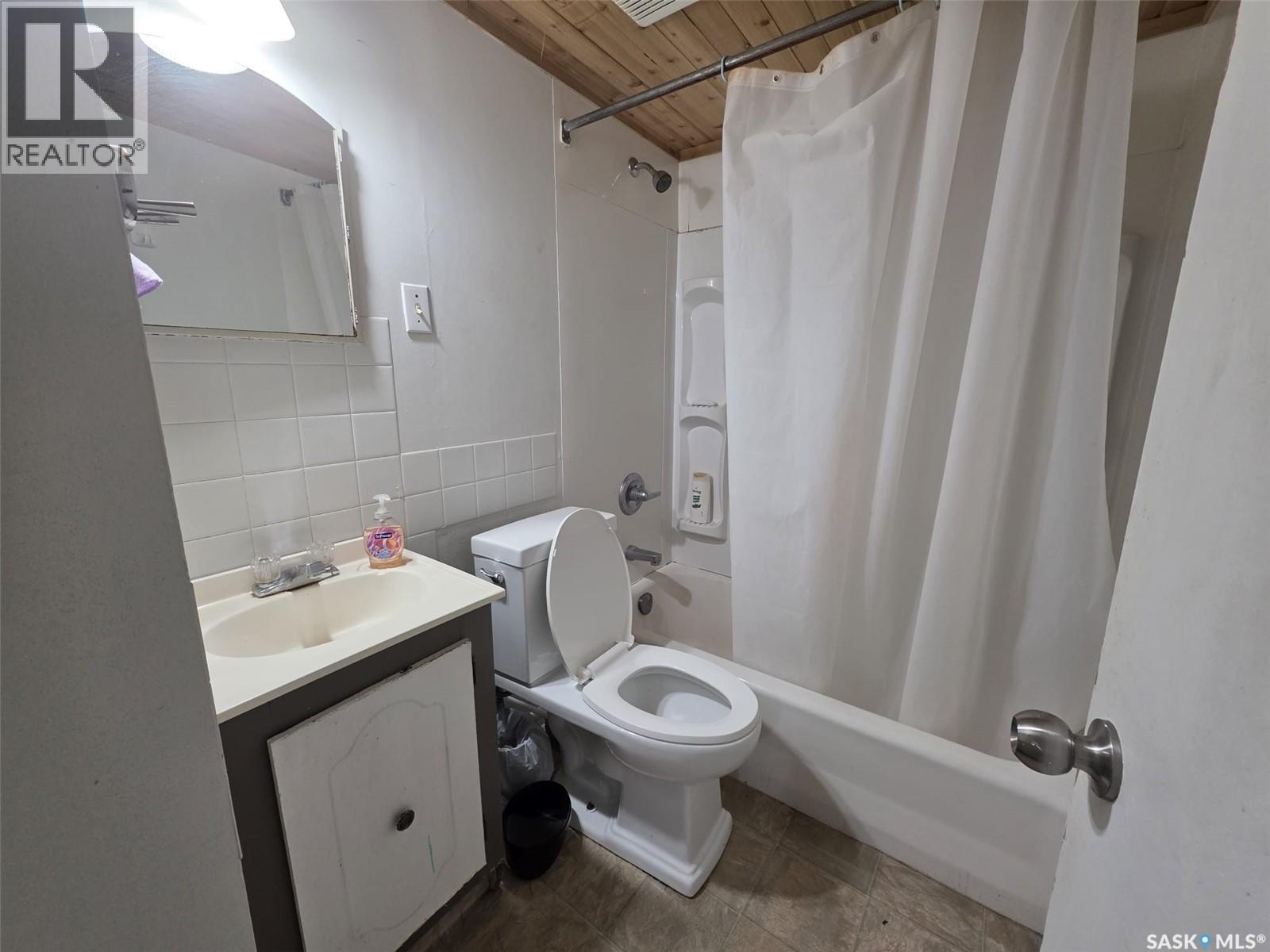 1116 Cumberland Avenue S, Saskatoon, SK - Indoor Photo Showing Bathroom