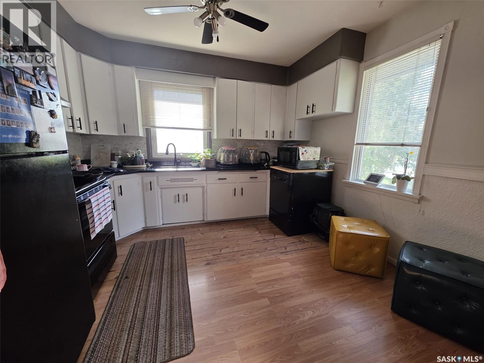 1116 Cumberland Avenue S, Saskatoon, SK - Indoor Photo Showing Kitchen
