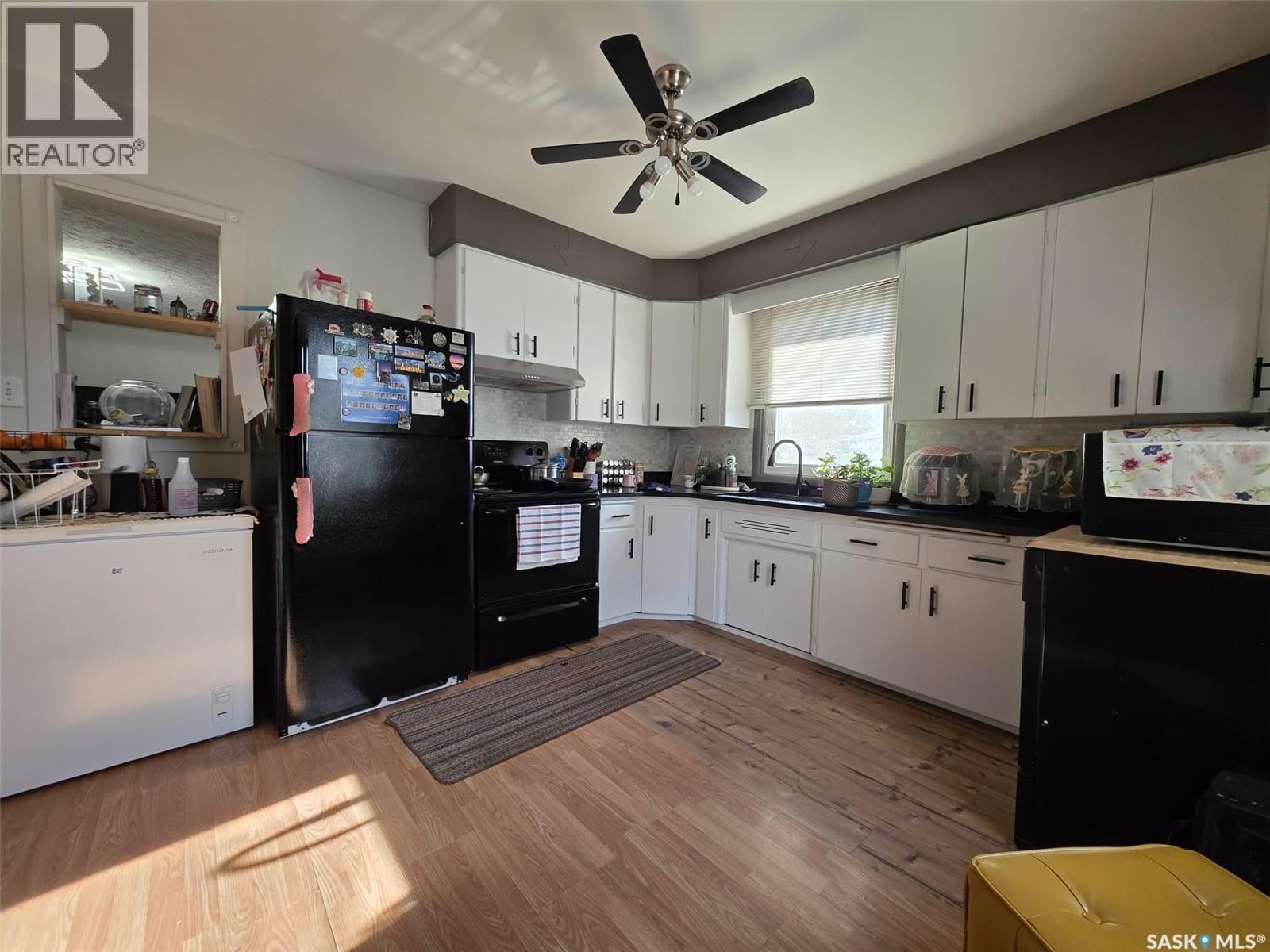 1116 Cumberland Avenue S, Saskatoon, SK - Indoor Photo Showing Kitchen