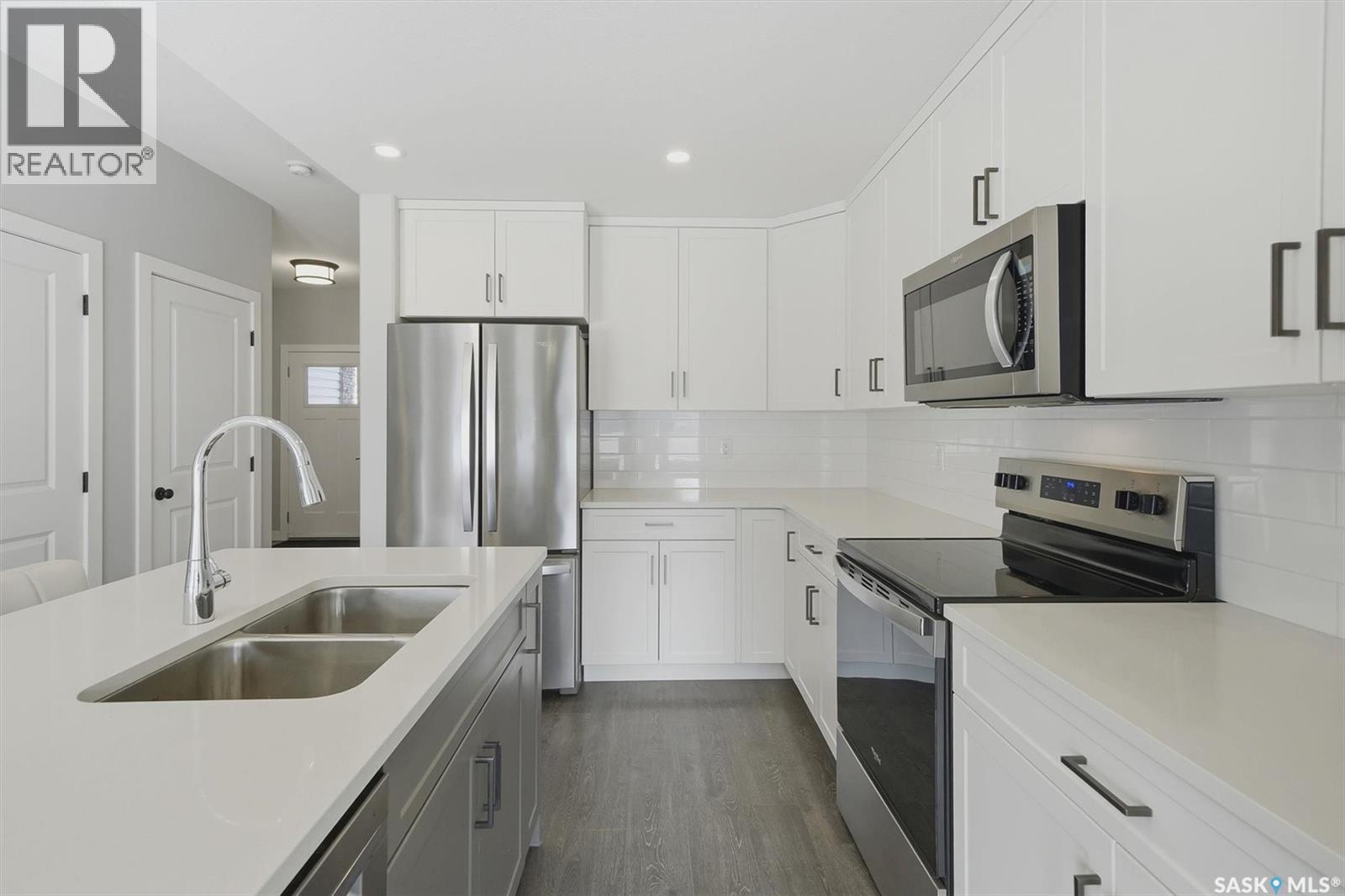 348 Brighton Gate, Saskatoon, SK - Indoor Photo Showing Kitchen With Double Sink With Upgraded Kitchen