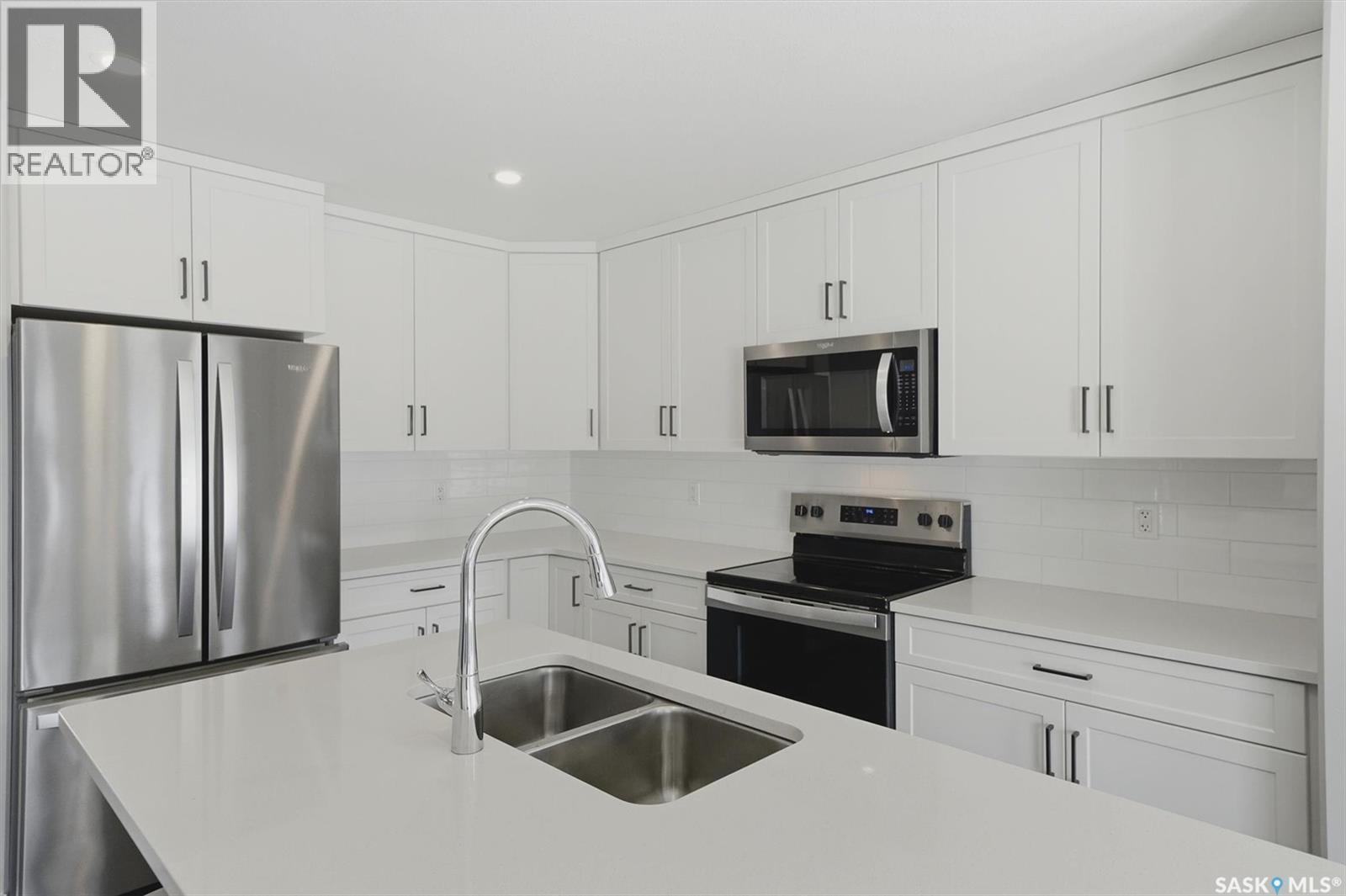 348 Brighton Gate, Saskatoon, SK - Indoor Photo Showing Kitchen With Double Sink With Upgraded Kitchen