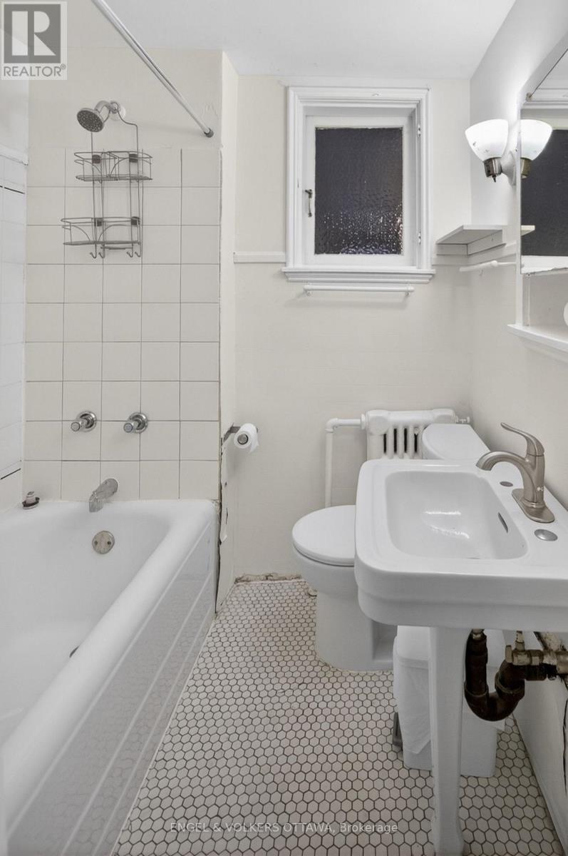 523 Mcleod Street, Ottawa, ON - Indoor Photo Showing Bathroom