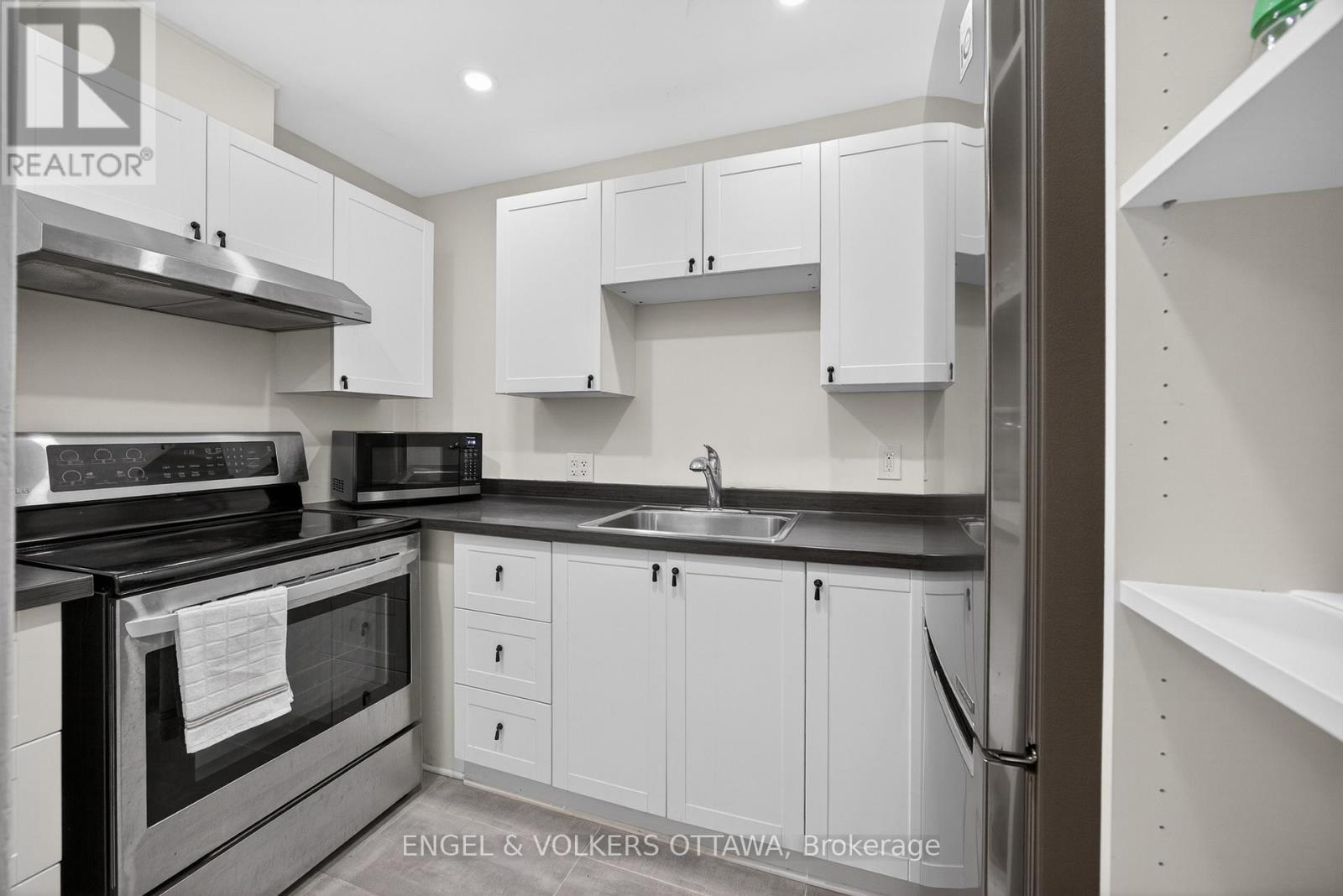 523 Mcleod Street, Ottawa, ON - Indoor Photo Showing Kitchen
