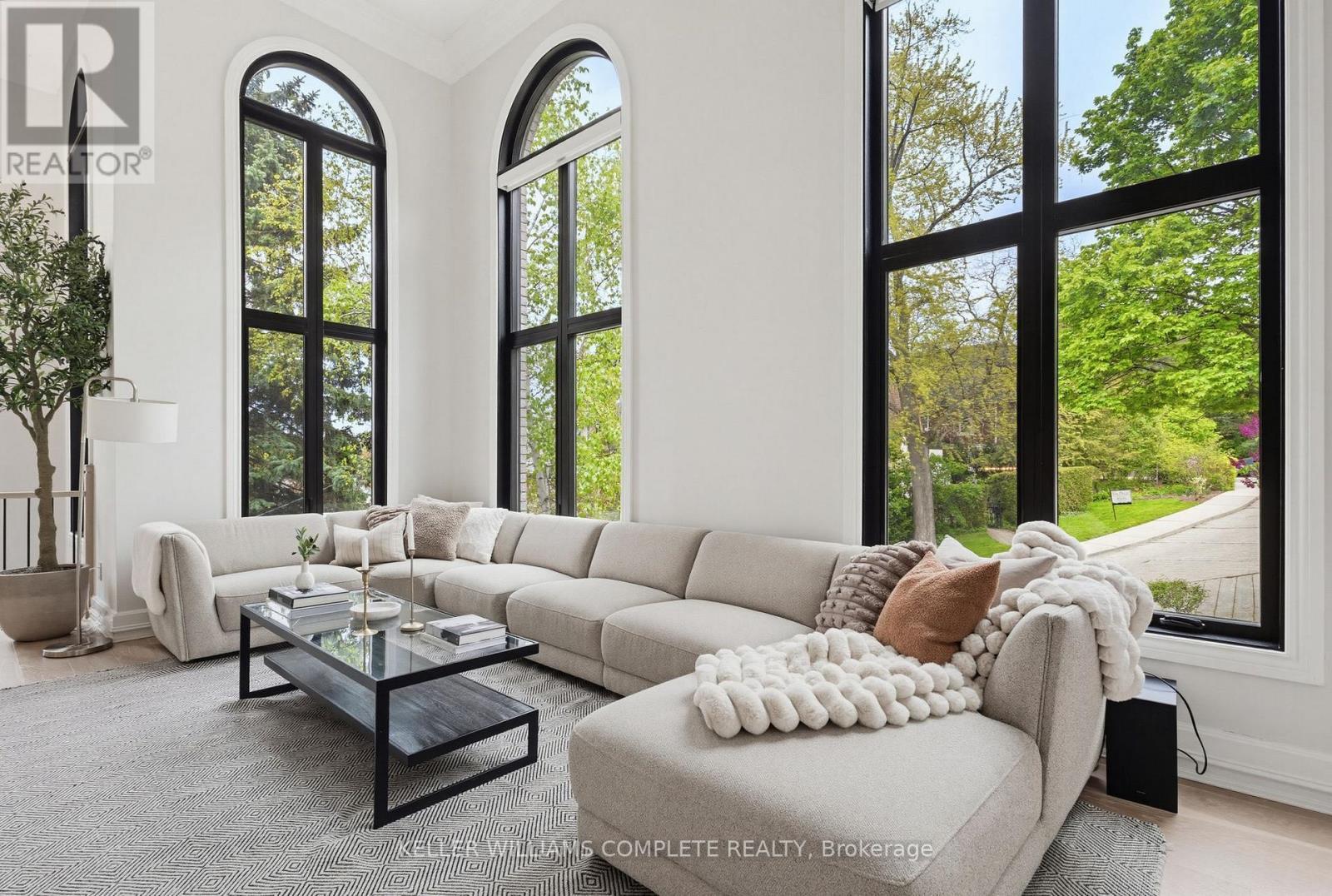 28 Undercliffe Avenue, Hamilton, ON - Indoor Photo Showing Living Room