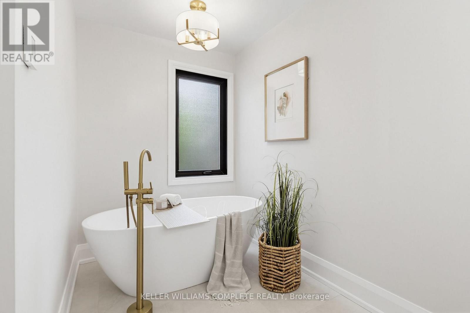 28 Undercliffe Avenue, Hamilton, ON - Indoor Photo Showing Bathroom