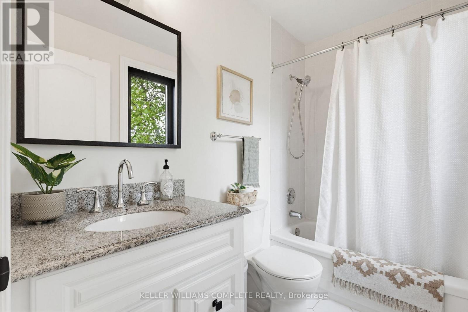 28 Undercliffe Avenue, Hamilton, ON - Indoor Photo Showing Bathroom