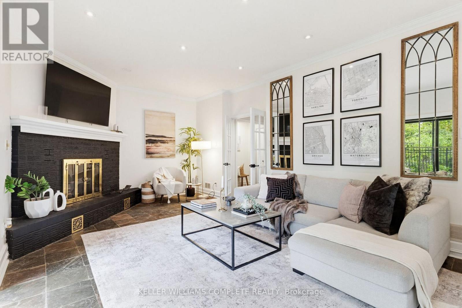 28 Undercliffe Avenue, Hamilton, ON - Indoor Photo Showing Living Room With Fireplace
